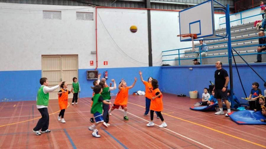 Imagen de archivo de alumnos de una de las escuelas deportivas, en este caso la de baloncesto, que organiza cada año el concello de Ames. Foto: CA