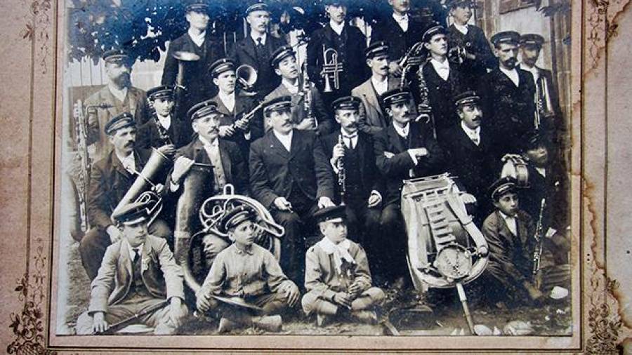 Historia. Imaxe da portada do informe: Banda de Música de Ortigueira (A Coruña), 1906. Colección Alejo Amoedo. Foto: CCG