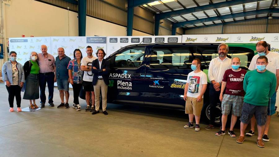 Asistentes al acto de entrega del nuevo vehículo a Aspadex en las isntalaciones de Senra Sport. Foto: Fundación “la Caixa”