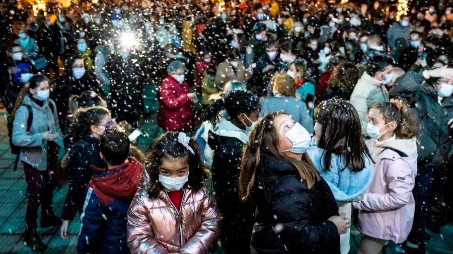 En Camariñas festexaron con neve, chocolate, churros e música o acendido do alumeado. Foto: C. C.
