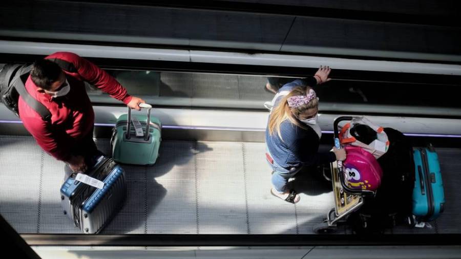 Turistas en el aeropuerto madrileño Adolfo Suárez Madrid Barajas, en una imagen de archivo. EUROPA PRESS