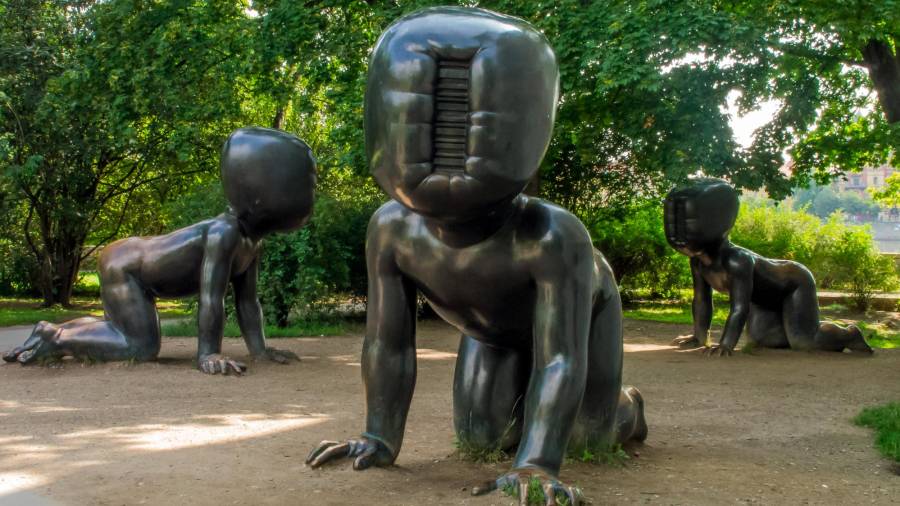 Bebés. David Cerny es el responsable de estas esculturas de bebés gigantes realizadas en bronce con códigos de barras en lugar de rostros. Su posición de gateo da la impresión de que de un momento a otro se vayan a mover por el parque de Kampa en Praga.