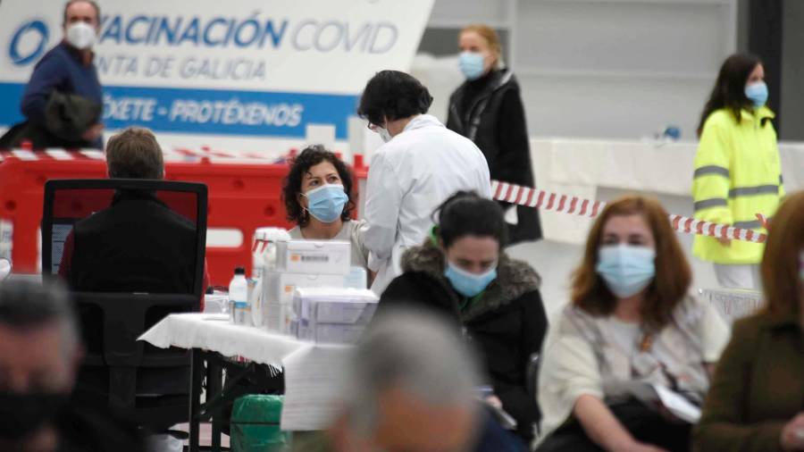 vacunación. Profesionales sanitarios ayer en la campaña masiva realizada en el Ifevi de Vigo. Foto: E.P.