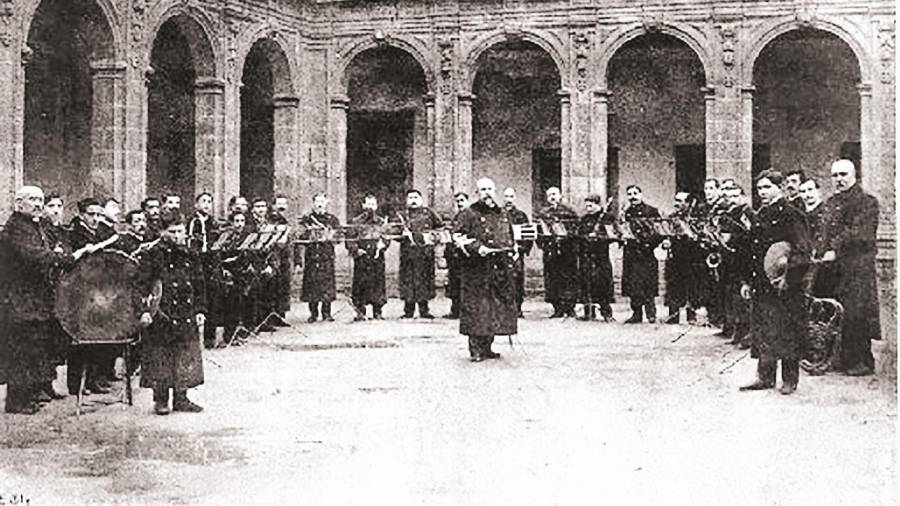 actuación. Banda Municipal de Música de Santiago tocando hace más de un siglo (1909), dirigida por el Sr. Martínez (centro). Foto: Vida Gallega
