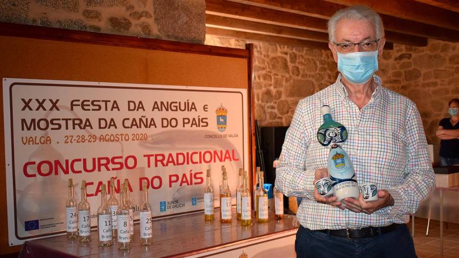 O alcalde de Valga, José María Bello, coa botella conmemorativa