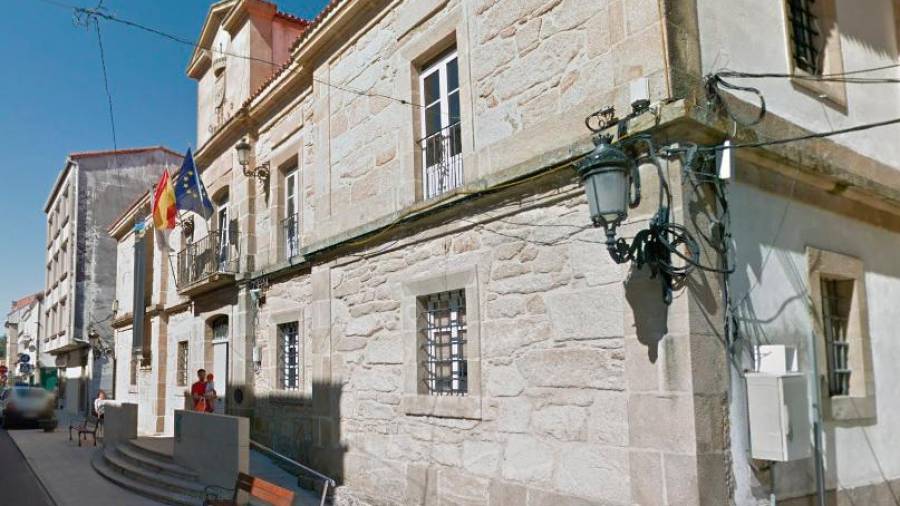 La casa consistorial de Negreira, donde tiene su despacho el arquitecto municipal. Foto: CG