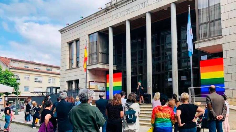 Un concierto durante el día do Orgullo LGTBI+ ante el consistorio del Ayuntamiento de Ames. Foto: CDA