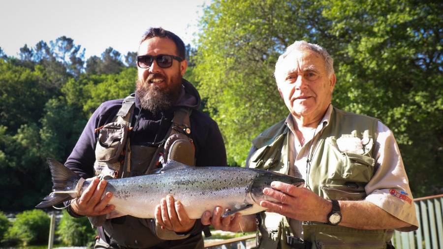 José Antonio Gallego, a la izquierda, con el campanu pescado esta mañana en el río Ulla. Foto: Sangiao
