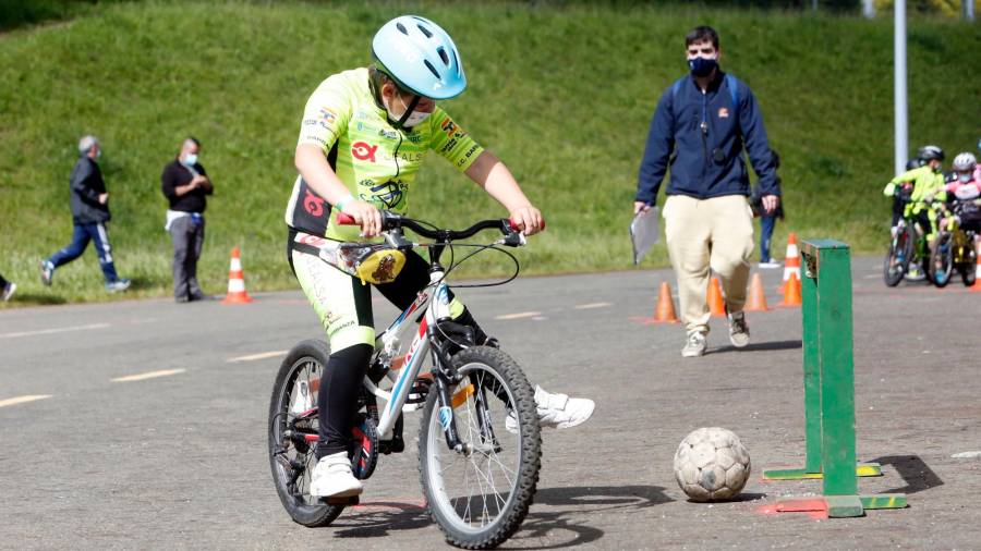 Se puede jugar al fútbol desde la bicicleta.