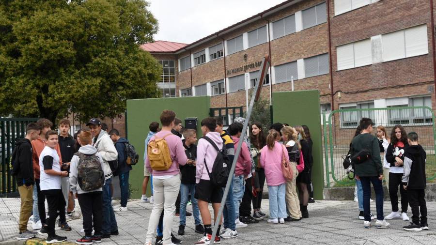 Estudiantes a la entrada del IES García Barros de A Estrada. Foto: Sangiao