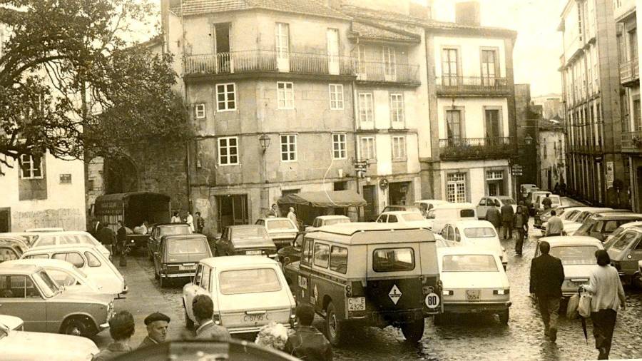  Esta FOTO tomada en la década de los 70 en Mazarelos muestra el colapso de vehículos que se registraba en esa época en la zona. Foto: ECG
