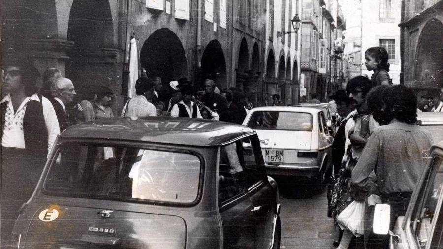 Rúa do Vilar repleta de viandantes y con coches circulando a finales de la década de los 70. Foto: ECG