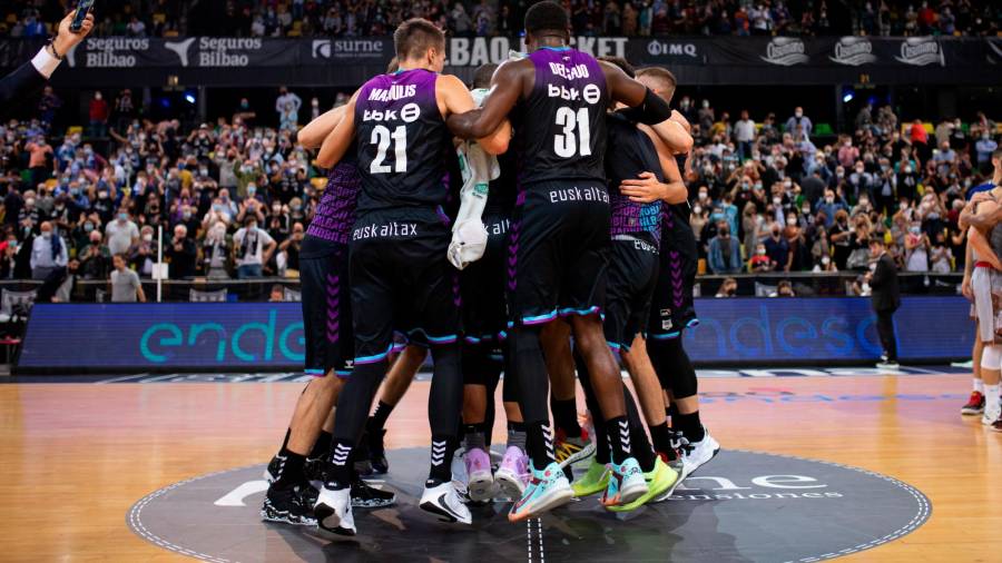 Los jugadores del Bilbao Basket celebrando el triunfo frente al San Pablo Burgos. Firma: acb Photo - A Arrizabalaga