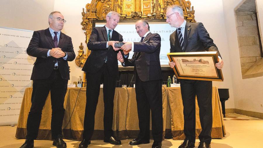 Pablo Junceda recibe el galardón de manos de Alfonso Rueda ante Sánchez Bugallo y Roberto Pereira.
