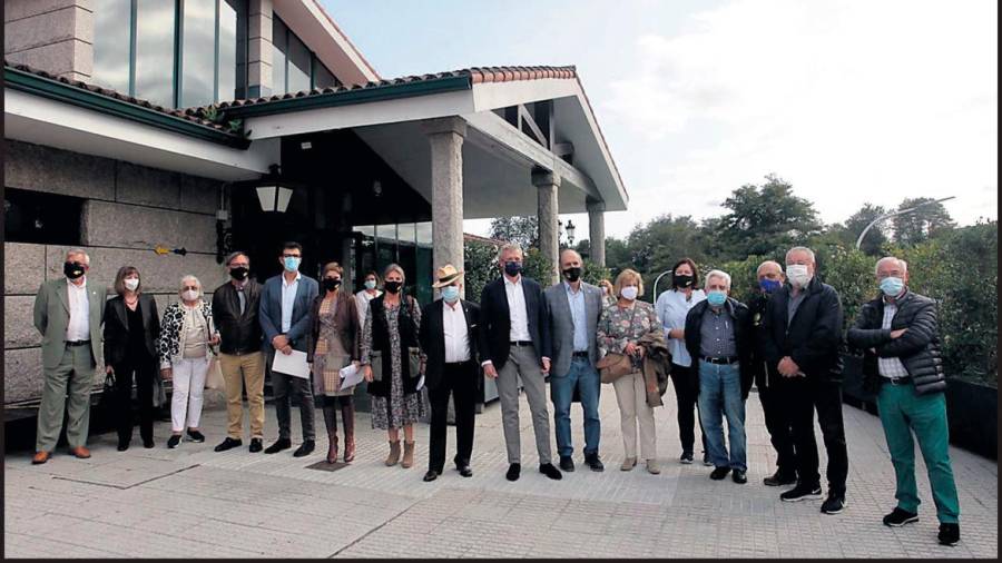 El vicepresidente Alfonso Rueda, en el centro, rodeado por representantes de los colectivos de Amigos do Camiño de Santiago en la reunión celebrada esta semana en Pontevedra