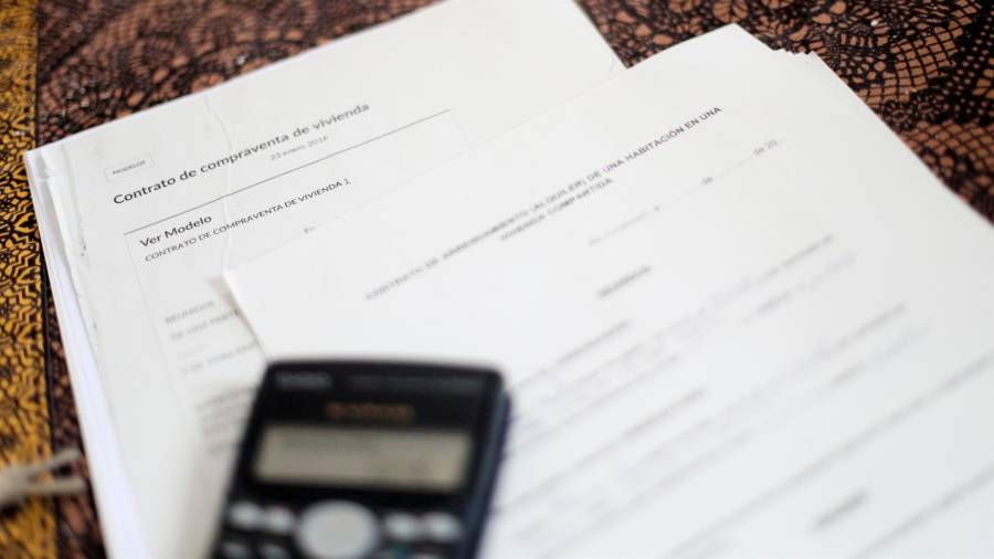 Una calculadora sobre un contrato de compraventa de vivienda. FOTO: Eduardo Parra