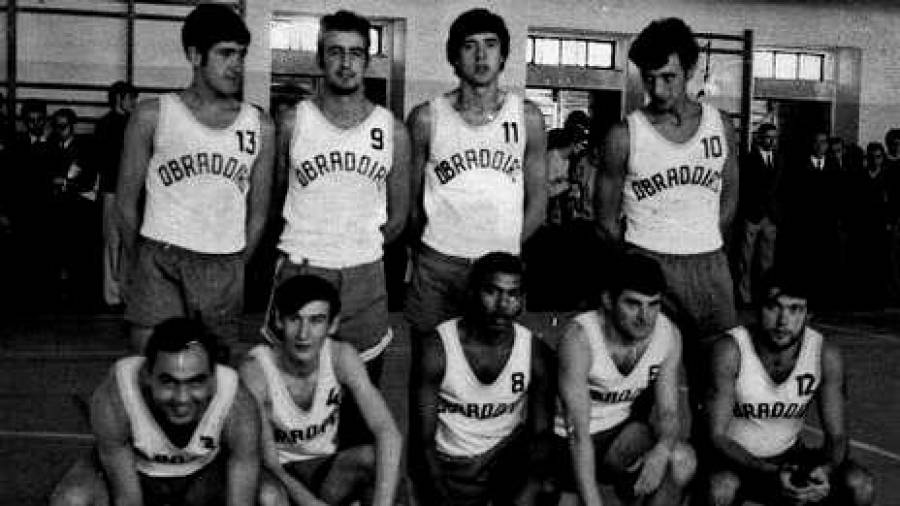 PRIMEROS AÑOS En la imagen de la izquierda, una de las primeras formaciones del Obra en 1970. Arriba, a la izquierda, Nacho Rey (13), Pilis González (9), Caldas (11), Villanueva (10). Abajo. Nacho Barca (2), Pepe Fernández (4), Eddy Guadalupe (8), López (5) y Quino (12). En la imagen de la derecha, Caldas luchando por un rebote en la pista del gimnasio de la USC. Fotos: Cedida y ECG