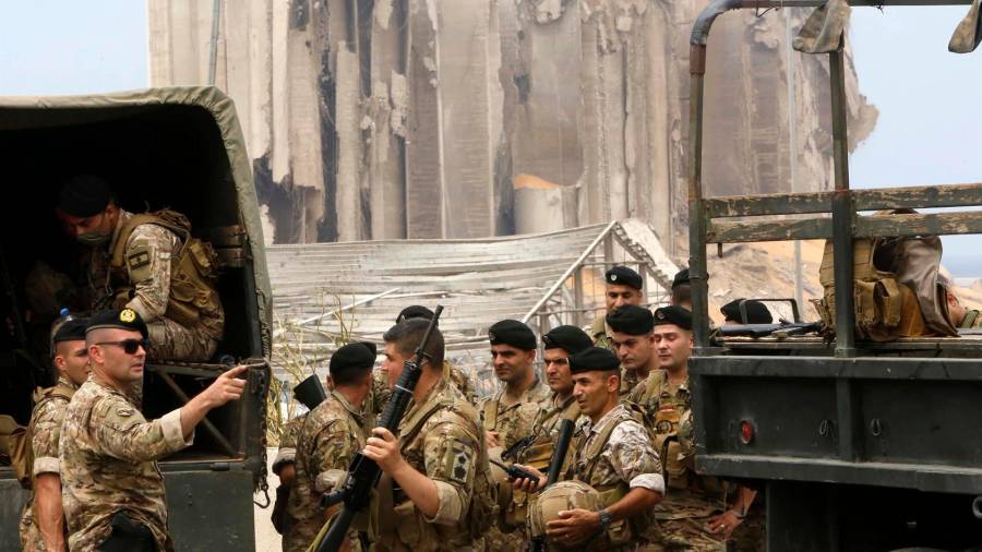 Militares del Ejército libanés trabajando en la zona de la explosión. FOTO: Marwan Bou Haidar