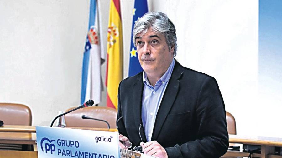 comparecencia. Pedro Puy, portavoz parlamentario del PPdeG, este lunes ante la prensa en el Parlamento