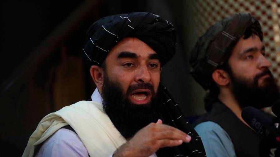 El portavoz de los talibán, Zabihulá Muyahid, habla durante una rueda de prensa. FOTO: STRINGER