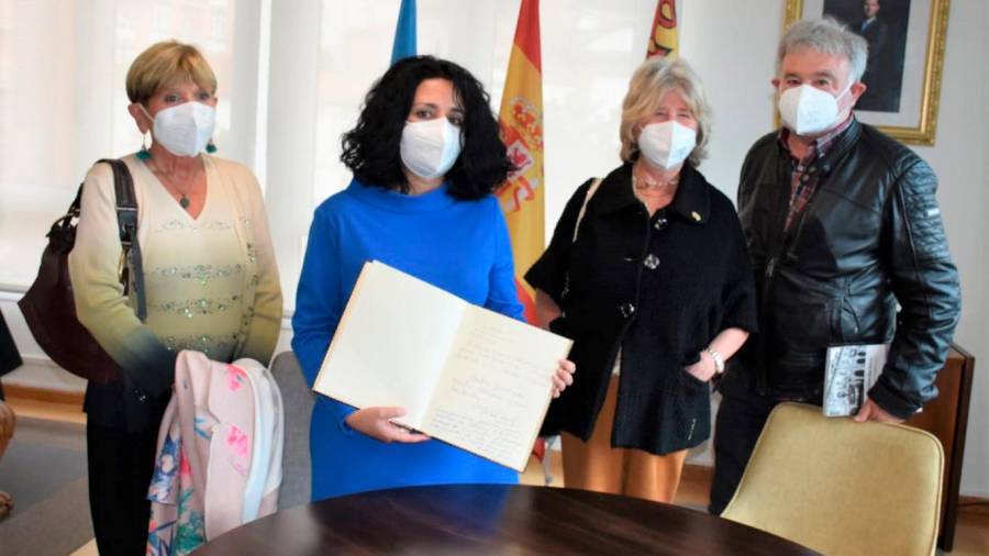 Margarita Lamela amosando o Libro de Sinaturas do Concello de Cee no que firmaron os directivos da Academia. Foto: C. C.