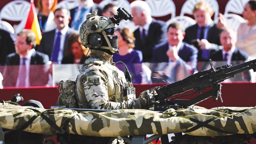 Un militar en un tanque del Ejército de Tierra durante el acto solemne de homenaje a la bandera nacional y desfile militar en el Día de la Hispanidad. Foto: Eduardo Parra