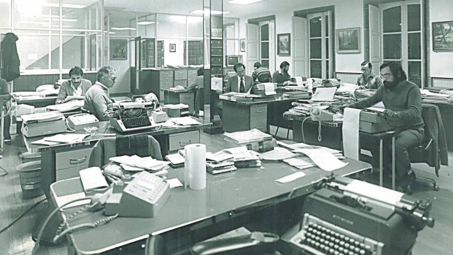 En los años 80, Salgado, primero por la derecha, era el único redactor-jefe de un equipo reducido de periodistas. Gracias a aquellas jornadas interminables de trabajo y a una plantilla de profesionales ilusionada y eficaz hoy llegamos al 50.000. Foto: ECG