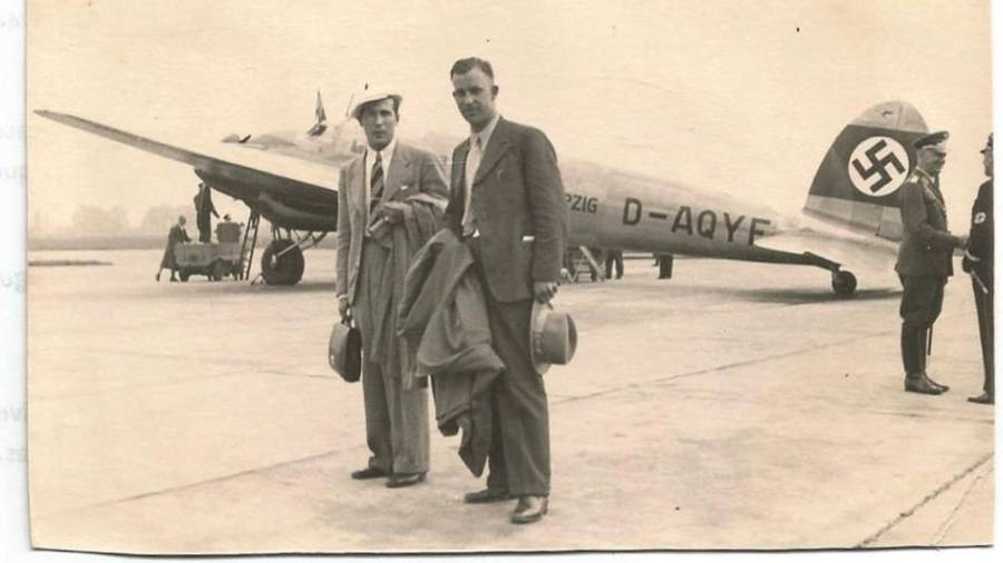 Luis de Castro, izda, y desconocido. Aeropuerto de Berlín Ca. 1936. Foto: cedida