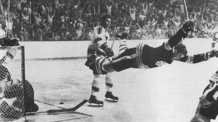 1970. Bobby Orr, de los Boston Bruins, tropezó al ir a celebrar el tanto que marcó en el último momento y con el que consiguieron la victoria y la Copa Stanley. Esta situación dio lugar a una de las fotografías más famosas de la historia del deporte. (Fuente, www.momentosdelpasado.blogspot.com)