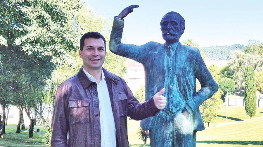 El secretario xeral del PSdeG, Gonzalo Caballero, junto a la estatua de Pablo Iglesias