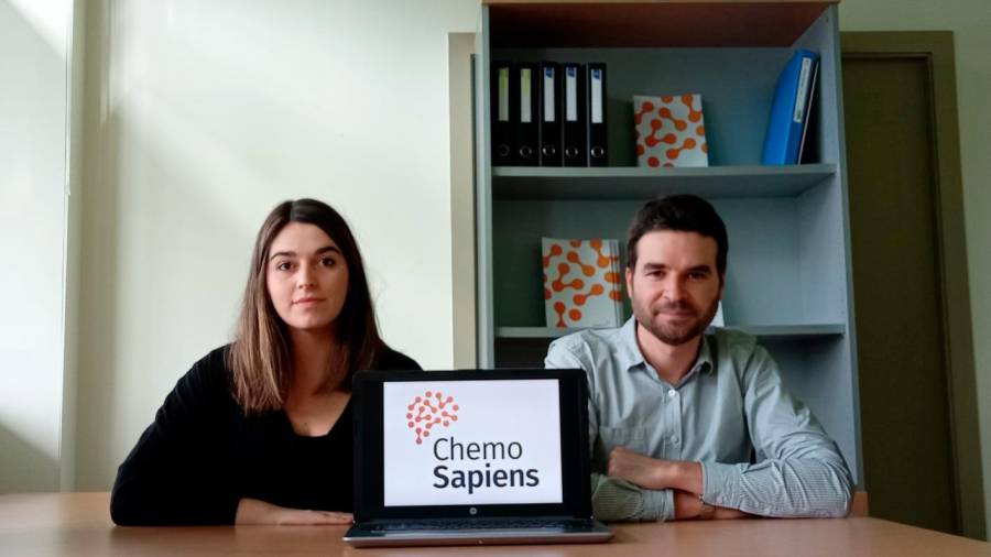 Haxel Ozores, fundador y CEO de ChemoSapiens, y Laura Fernández, empleada. Foto ChS