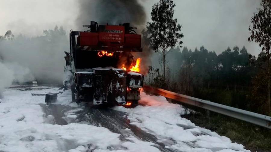 Espuma para sofocar las llamas en el vehículo que ardió en la carretera AC-546. Foto: PV