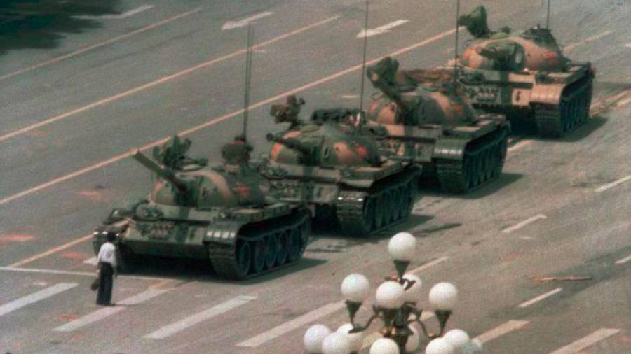 1989. El hombre del tanque. Tomada en Pekín, se ve como estudiantes e intelectuales protestaron en la plaza de Tiananmen. El ejército chino tomó la zona y acabo con muchas vidas. Un hombre se colocó en frente de la línea de tanques para impedir su movimiento. Con este hecho, la imagen se convirtió en un auténtico símbolo de valentía y así, en una de las fotografías más famosas. Autor, Jeff Widener.