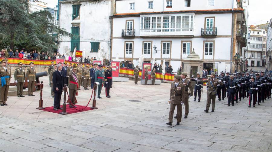 parada. Alfonso Rueda y el general Arrazola Martínez presidiendo el desfile militar ante la comandancia. Foto: Conchi Paz