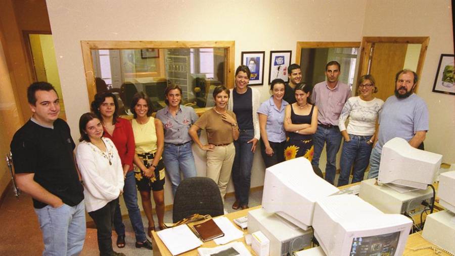 Plantilla de Radio Obradoiro en el primer año de emisión (1998). La autora, quinta por la izquierda.