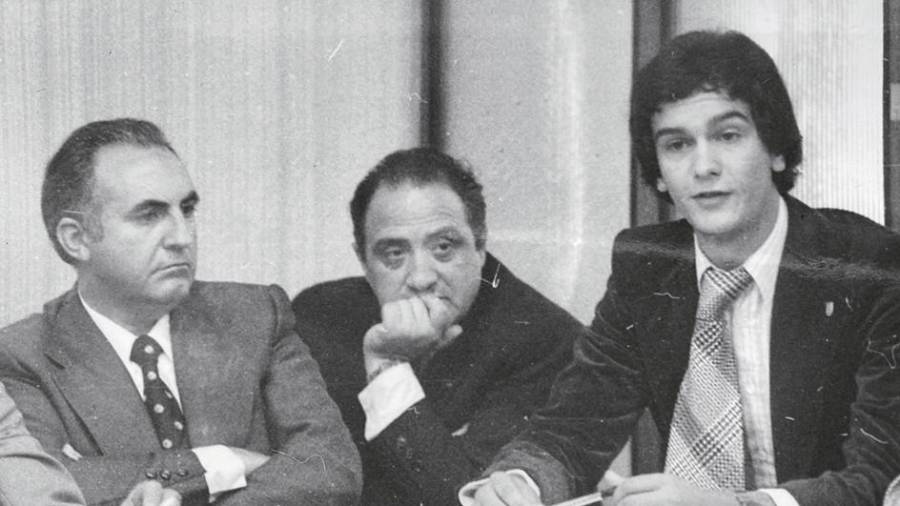 José Luis Gómez –dcha.– en una reunión de Redacción en EL CORREO en 1977 con Jesús Garabal, izquierda, y Antonio Tojo. Foto: ECG