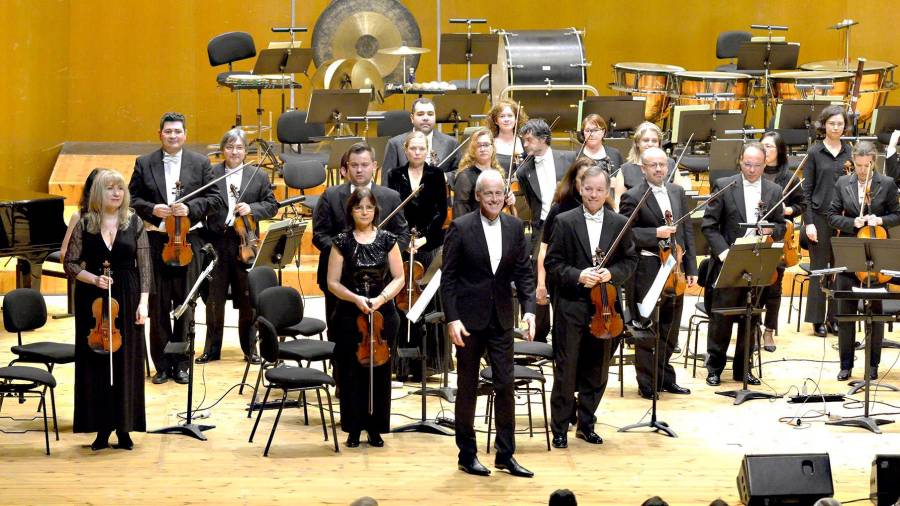 Los músicos de la real Filharmonía de Galicia con su director, Paul Daniel, al frente