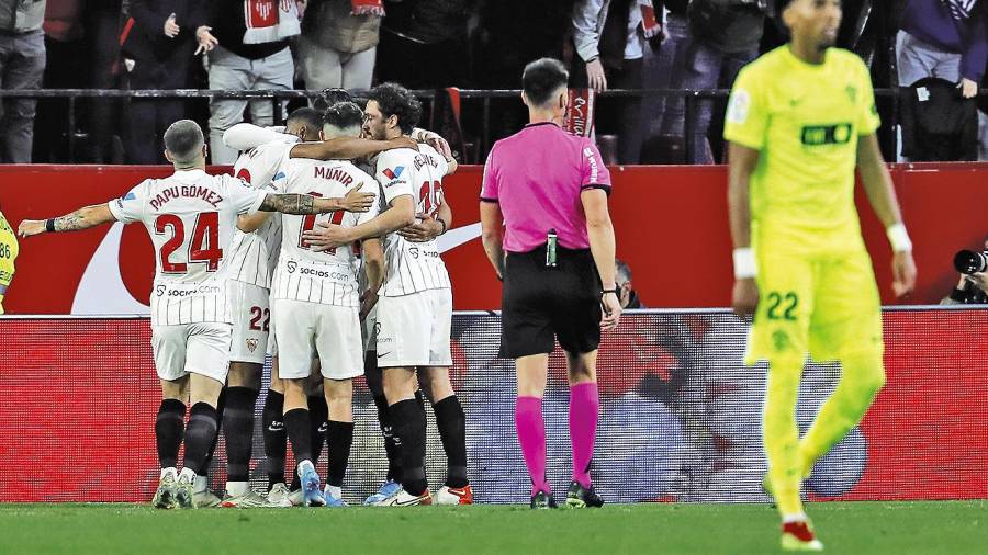Los jugadores del Sevilla celebrando su segundo gol frente al Elche este viernes. Foto: S.E.