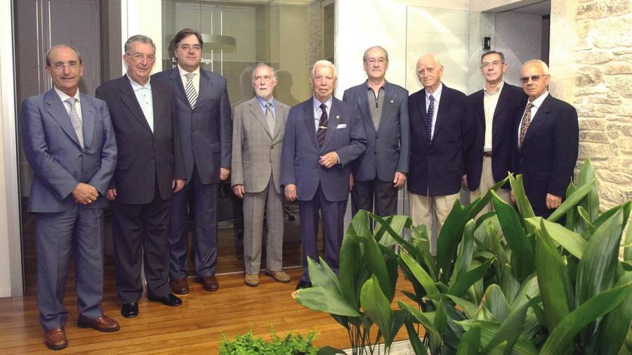 Javier Hernández Pasín, tercero por la izquierda, en el Consejo de Administración en 2004, que presidió el editor don Feliciano Barrera (centro). Foto: ECG