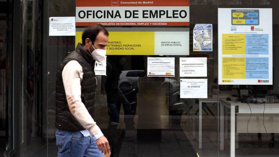 En la foto de archivo, una persona pasa por delante de una oficina de empleo, en Madrid. EUROPA PRESS
