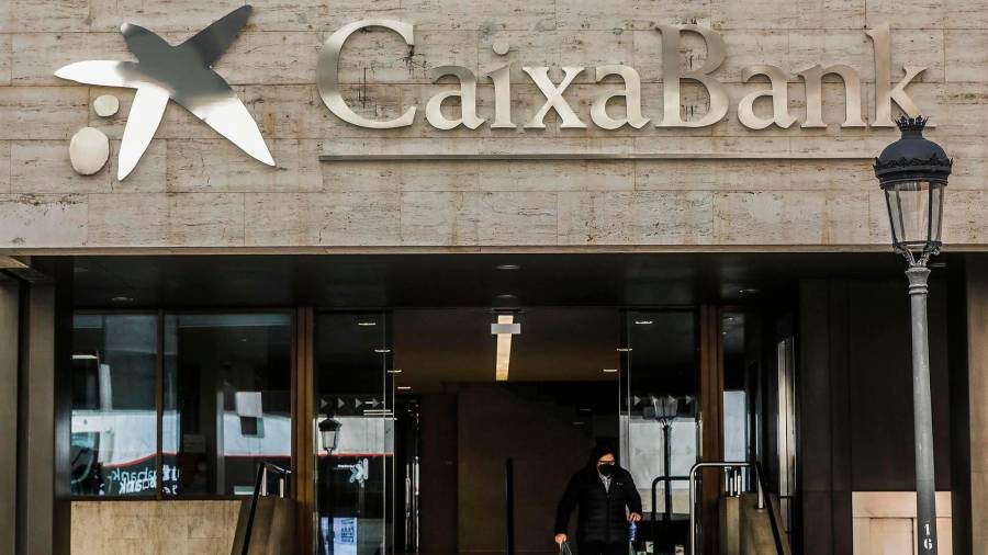 Logo de Caixabank en la antigua sede de Bankia, en la calle Pintor Sorolla, en Valencia. FOTO: Europa Press
