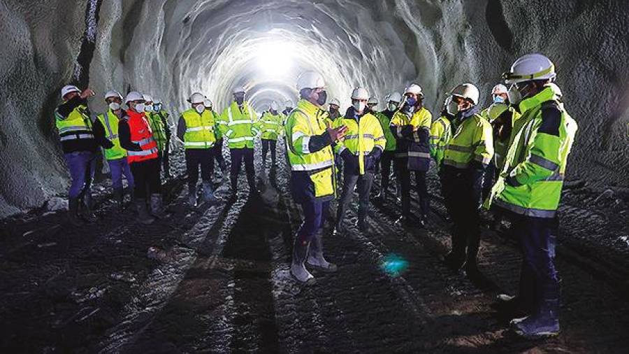 Directivos y técnicos de la Autoridad Portuaria y de las empresas contratistas, en una visita al túnel. Foto: Gallego