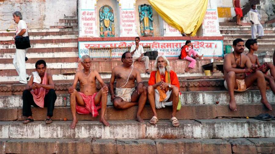 Cada amanecer cientos de personas acuden a los ‘ghats’ –gradas que conducen al río– para tomar un baño en las aguas del sagrado Ganges.