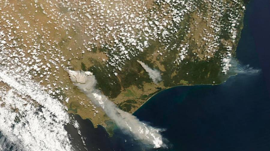 2009 Australia. Más de 450.000 hectáreas (4.500 kilómetros cuadrados) incluidas unas 1.834 viviendas se consumieron en los incendios forestales del ‘sábado negro’ en Victoria, uno de los peores incendios de la historia australiana. Empezó el sábado 7 de febrero y no acabaría hasta el 14 de marzo. (Fuente, www.muyinteresante.es)