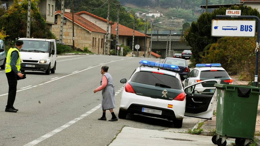 Un agente de la Guardia Civil en un control policial en la entrada a la ciudad de Ourense