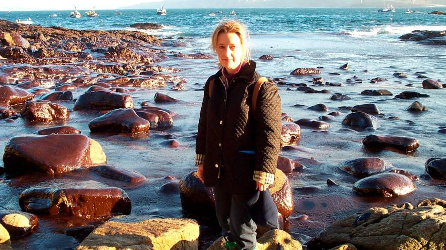La periodista Maite Gimeno, delegada de EL CORREO en Vigo, en la playa Cantareira de las Illas Cíes horas despúes de la marea del Prestige
