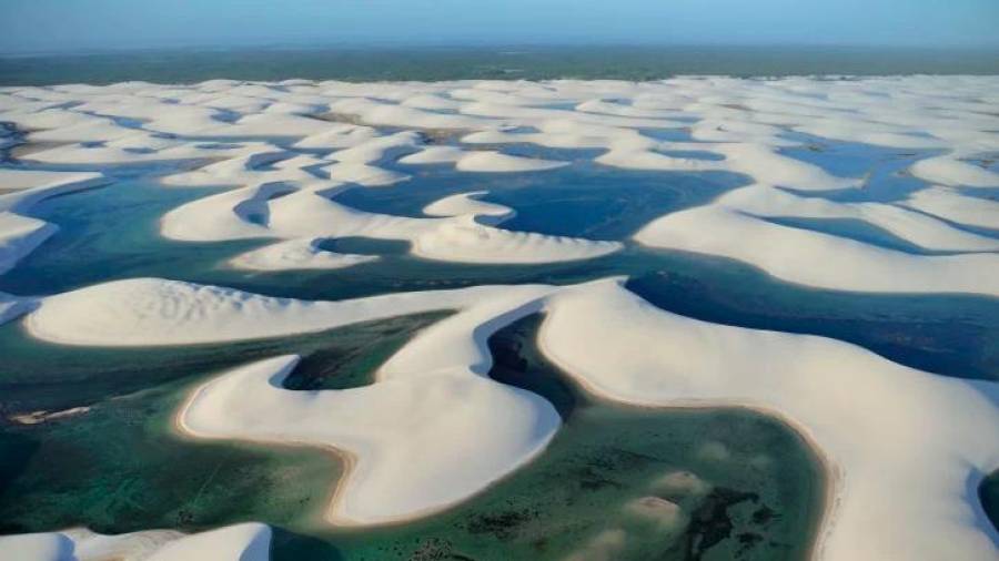 El Parque Nacional Lençois Maranhenses es único en el mundo. Acumula agua de las lluvias, lo cual forma estas peculiares piscinas dentro de las dunas de arena. El agua no logra filtrarse y desaparecer debido a la capa de rocas bajo la arena. (Fuente, www.vix.com)