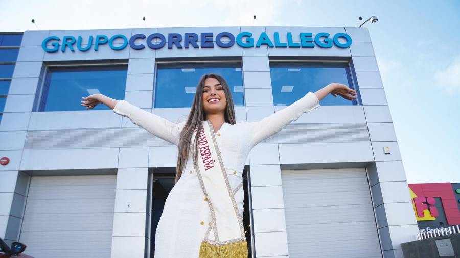 La modelo Iris Miguélez visitó la semana pasada la sede del Grupo Correo Gallego. Fotos: Fernando Blanco