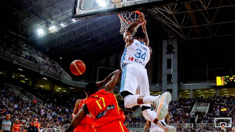 ‘ANTETO’ Giannis Antetokoumpo, colgado del aro, facturó 31 puntos y 10 rebotes en el partido ante España