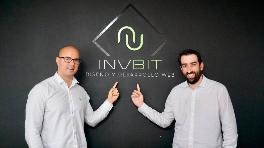Marcos Pichel y Marcos Dacosta en la sede de su empresa de desarrollo de páginas web Invbit, radicada en Compostela. Foto: Fernando Blanco